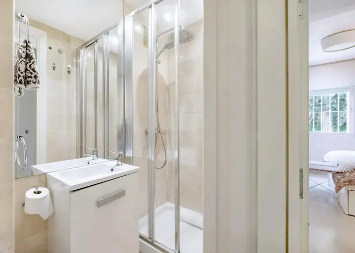 Modern In With Shared Pool