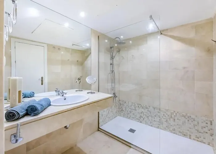 Modern In With Shared Pool * 马尔韦利亚