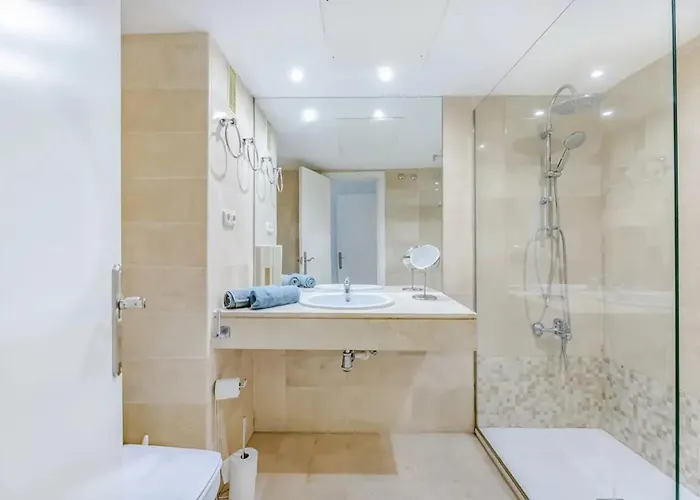 דירה Modern In With Shared Pool *